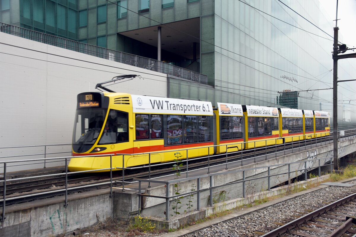 BASEL (Kanton Basel-Stadt), 01.10.2020, Tram-Linie 10 nach Rodersdorf Station fährt am Bahnhof SBB vorbei