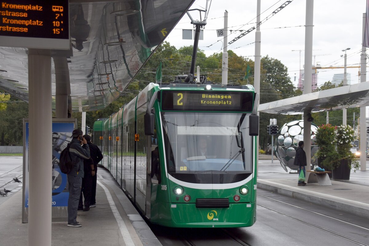 BASEL (Kanton Basel-Stadt), 01.10.2020, Tram-Linie 2 nach Binningen Kronenplatz in der Haltestelle Bahnhof SBB