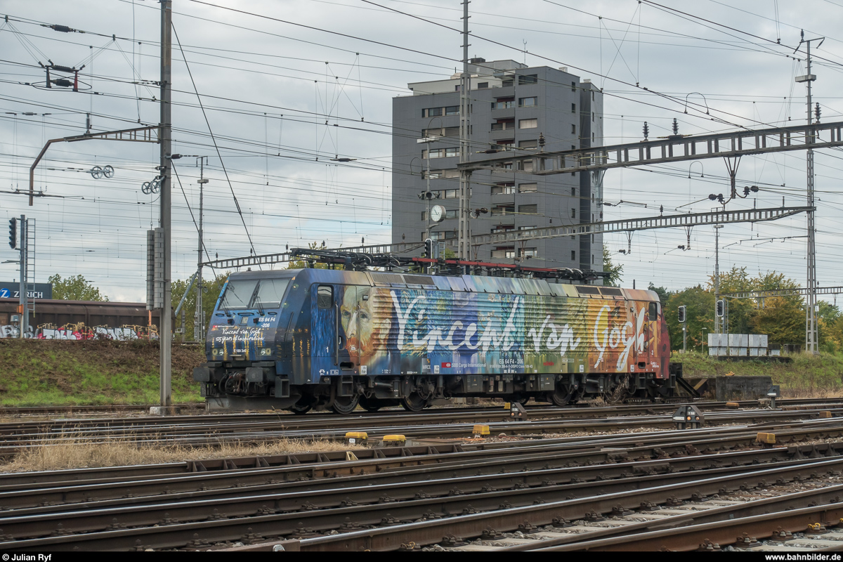 Basel Rangierbahnhof am 6. Oktober 2017. Die für SBB Cargo International fahrende 189 206  Van Gogh  wurde offenbar vor kurzem gereinigt und wartet in der G-Gruppe auf weitere Einsätze.