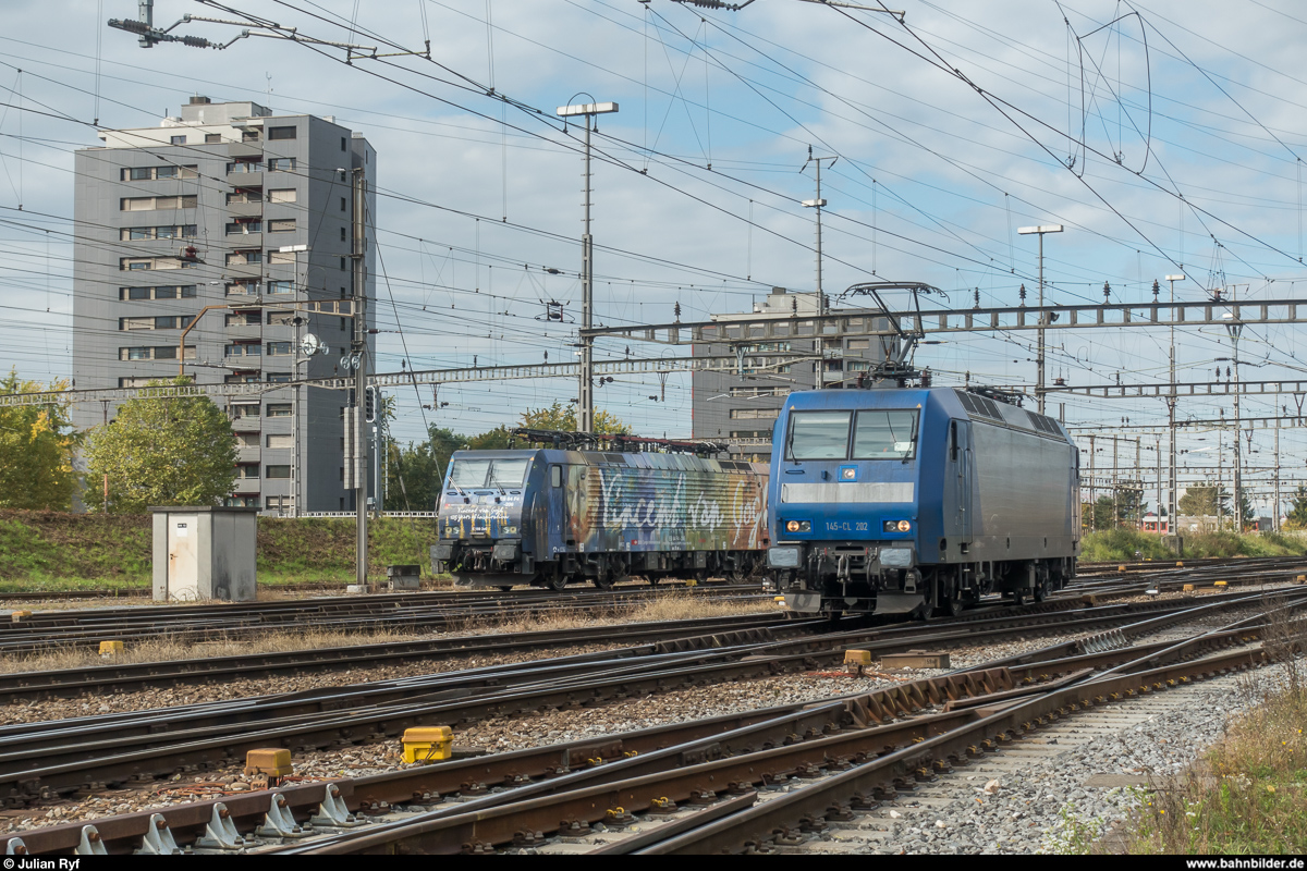 Basel Rangierbahnhof am 6. Oktober 2017. Die für RheinCargo fahrende 145-CL 202 begegnet auf Rangierfahrt in der G-Gruppe der abgestellten SBB Cargo International 189 206  Van Gogh .