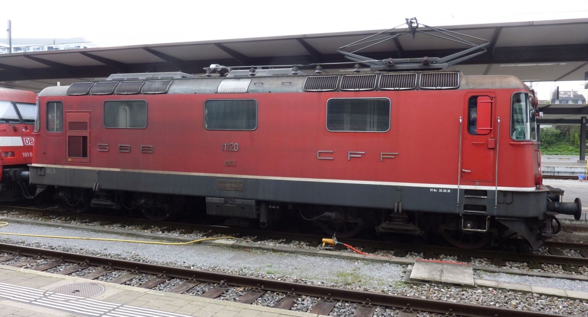 Basel SBB, 28.10.2014: Re 4/4 II 11120 vor CNL 473 Aurora