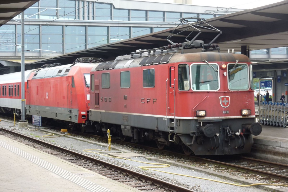 Basel SBB, 28.10.2014: Re 4/4 II 11120 vor einem der letzten Nachtzüge Kopenhagen-Basel (CNL 473 Aurora) mitsamt abgebügelter DB-101. Diese Verbindung verkehrte letztmalig am 2.11.2014