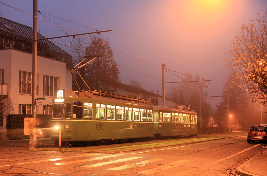 Basel Tw 457 mit Bw 1457 am Bruderholz, 25.11.2014.