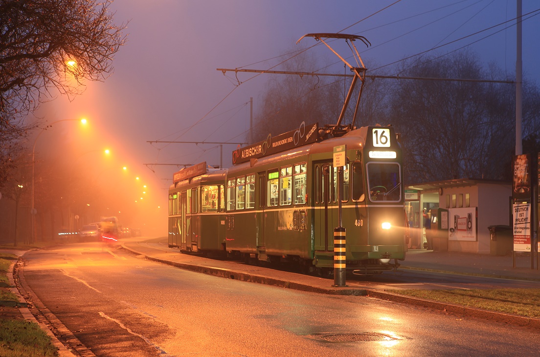 Basel Tw 460 mit Bw 1496 an der Endstelle Bruderholz, 25.11.2014. Hier werden die Liniensignale von 15 auf 16 (und retour) getauscht. Da die Linien im Basler Netz sich mehrfach begegnen oder kreuzen, wäre ein durchgehendes einheitlichses Liniensignal verwirrend. Betrieblich bilden die 15 und 16 eine Linie, so wie auch die 1 und 14.