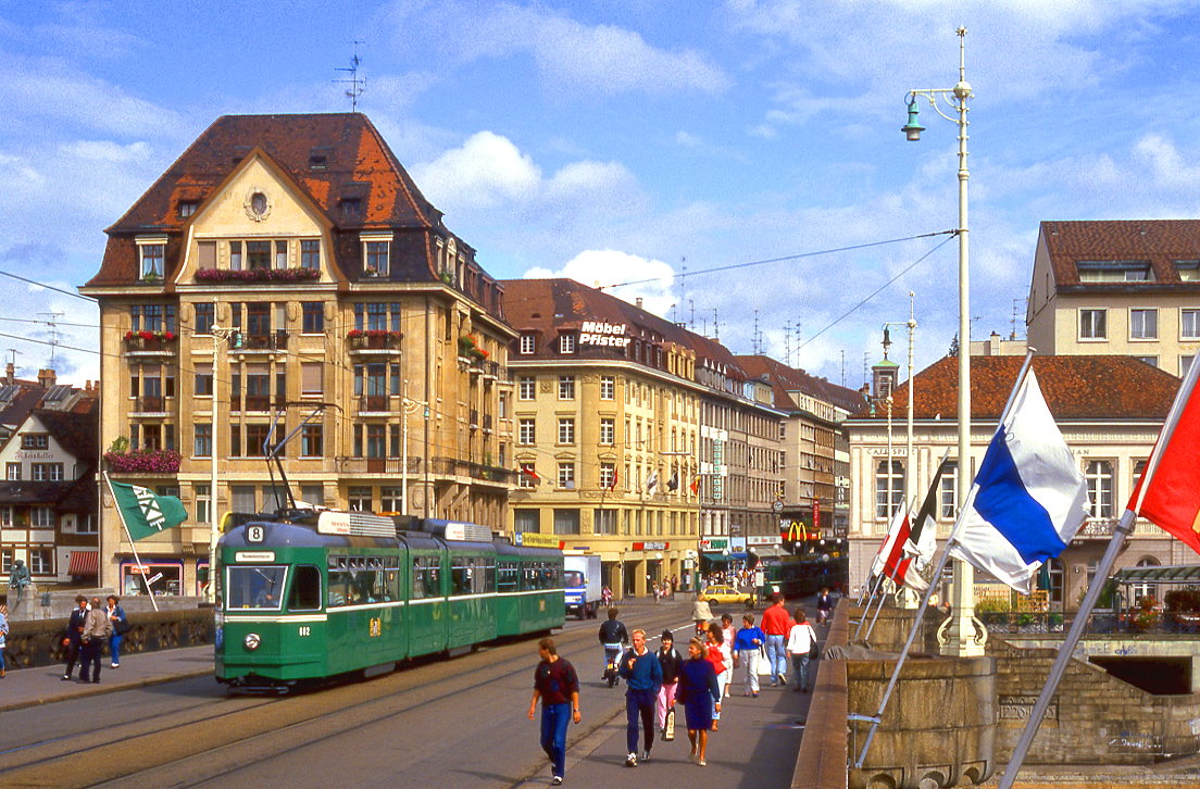 Basel Tw 602 auf der Mittleren Brücke, 24.09.1987.