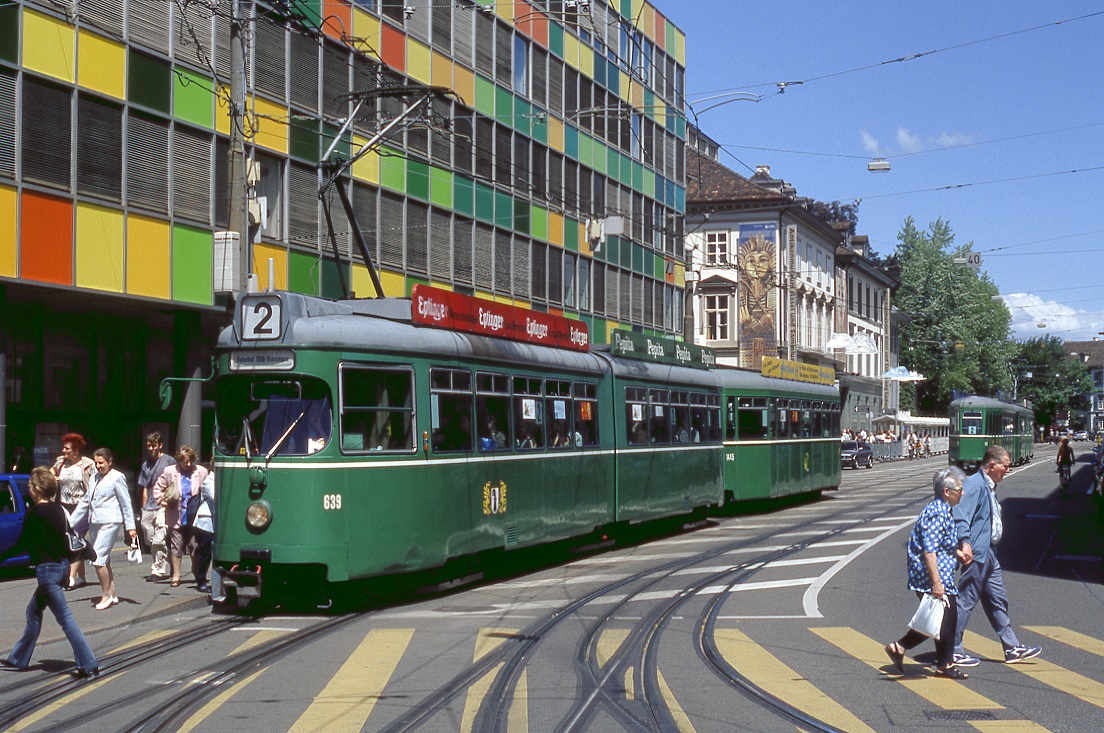Basel Tw 639 mit Bw 1446 am St.Alban Graben, 03.07.2004.