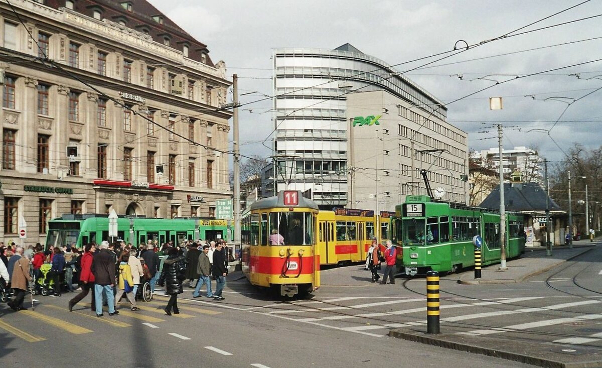 Basel_Aeschenplatz Fasnacht 2007_Vormittags wieder Normalverkehr_Früh ab ca. 2 Uhr 30 ging es hier noch anders zu : ab ab ca. 2 Uhr 30 früh laufen mit Kostümerten (teils mit Musikinstrumenten) und Zuschauern dicht gefüllte Züge aller Linien hier im Minutentakt ein und entlassen ihre Passagiere zum 'Morgestraich', wenn Punkt 4 Uhr schlagartig sämtliche Lichter samt Straßenbeleuchtung verlöschen und im ganzen Stadtzentrum sich die Musikzüge in ihren wunderbaren Kostümen mit Pfeifen und Trommeln in Bewegung setzen. Ein unvergleichliches und unvergessliches Erlebnis.