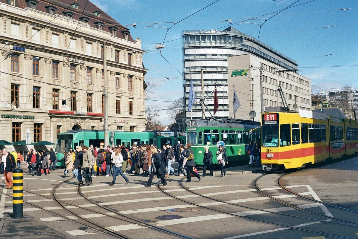 Basel_Aeschenplatz Fasnacht 2010 Das Publikum strömt zu den Stehplätzen beim Cortège.