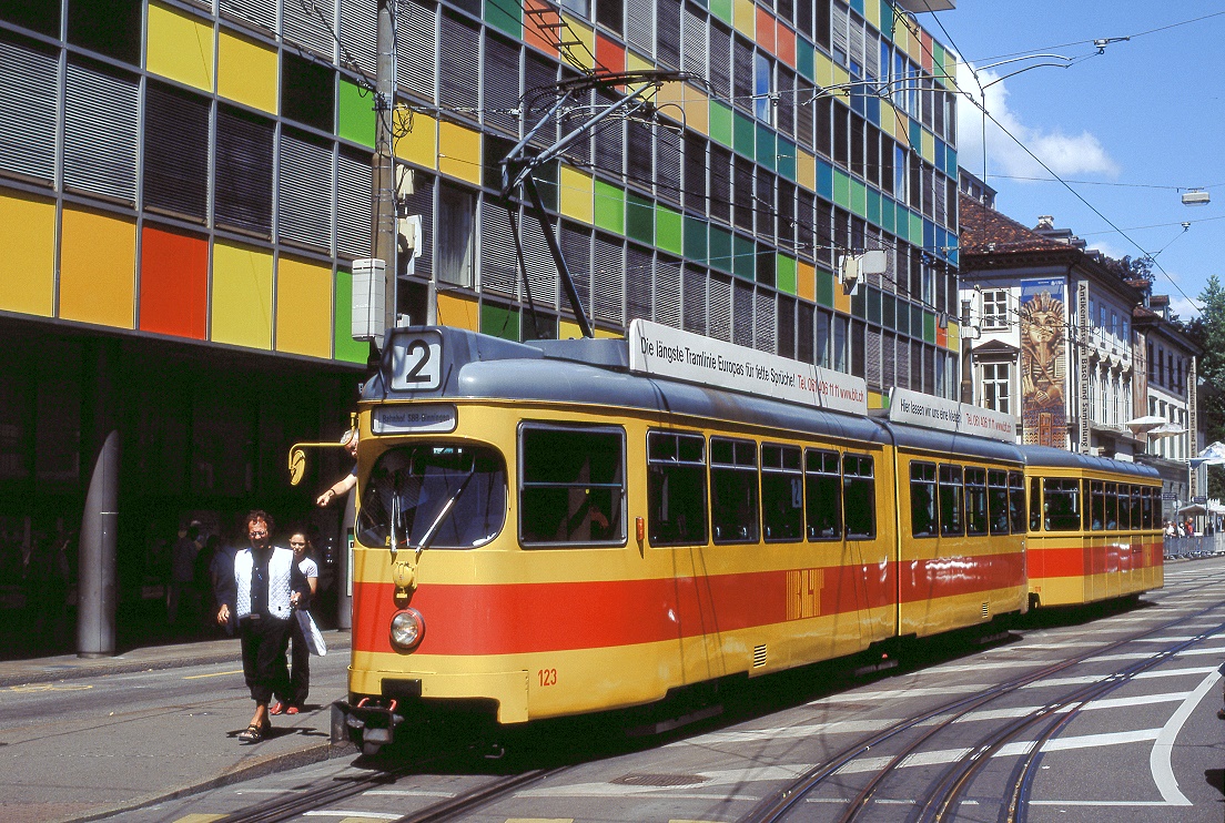 Baselland Tw 123 mit Bw 1319 am St.Alban Graben, 03.07.2004.