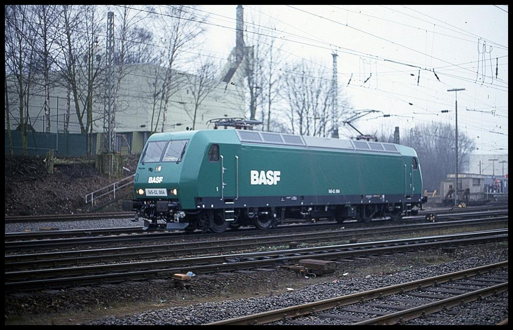 BASF Lok 145CL004 rangiert hier am 18.2.2001 im Bahnhof Aachen West.