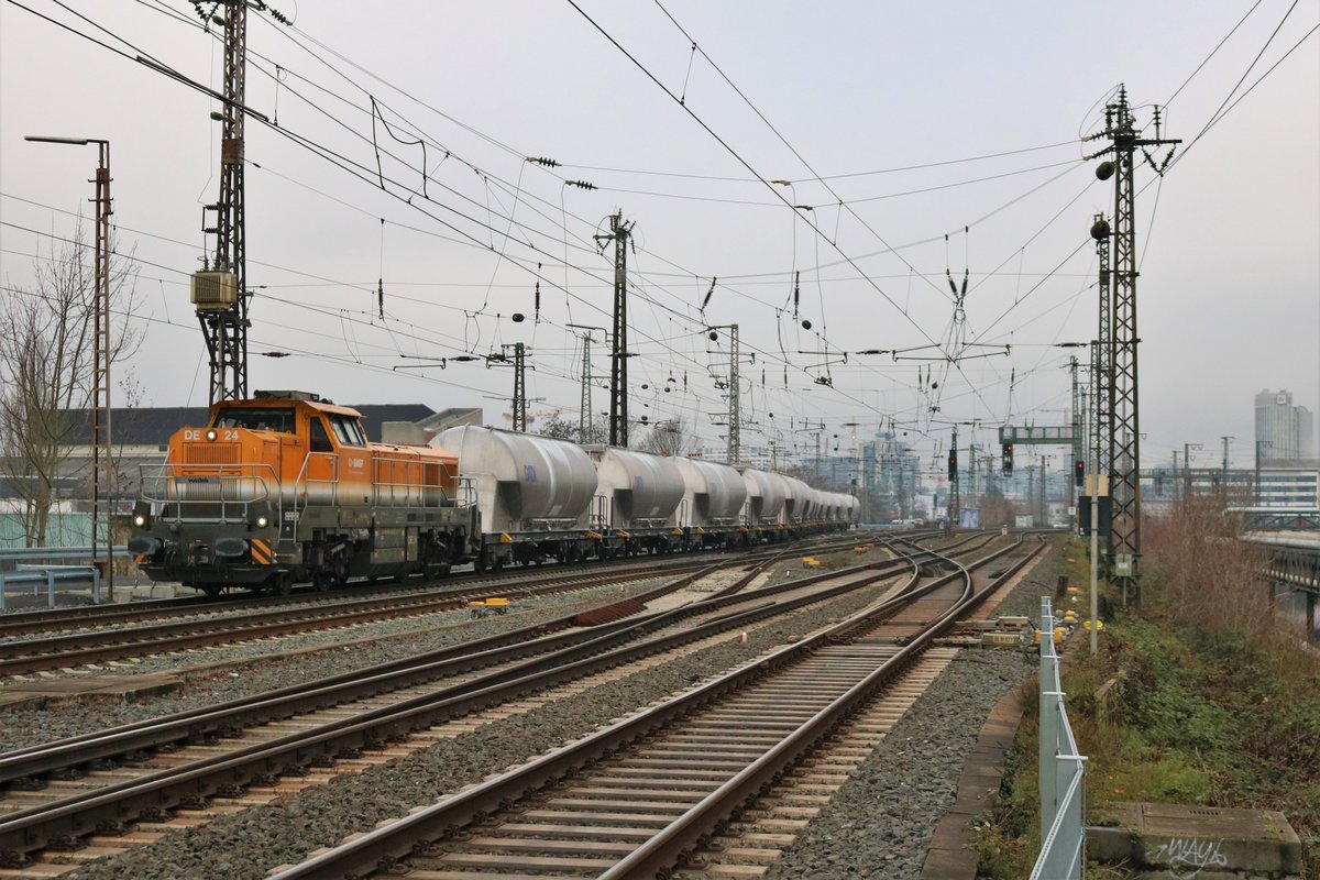 BASF Vossloh DE18 Lok 24 mit GATX Kalkwagen am 06.01.20 in Frankfurt am Main von einen Gehweg aus fotografiert