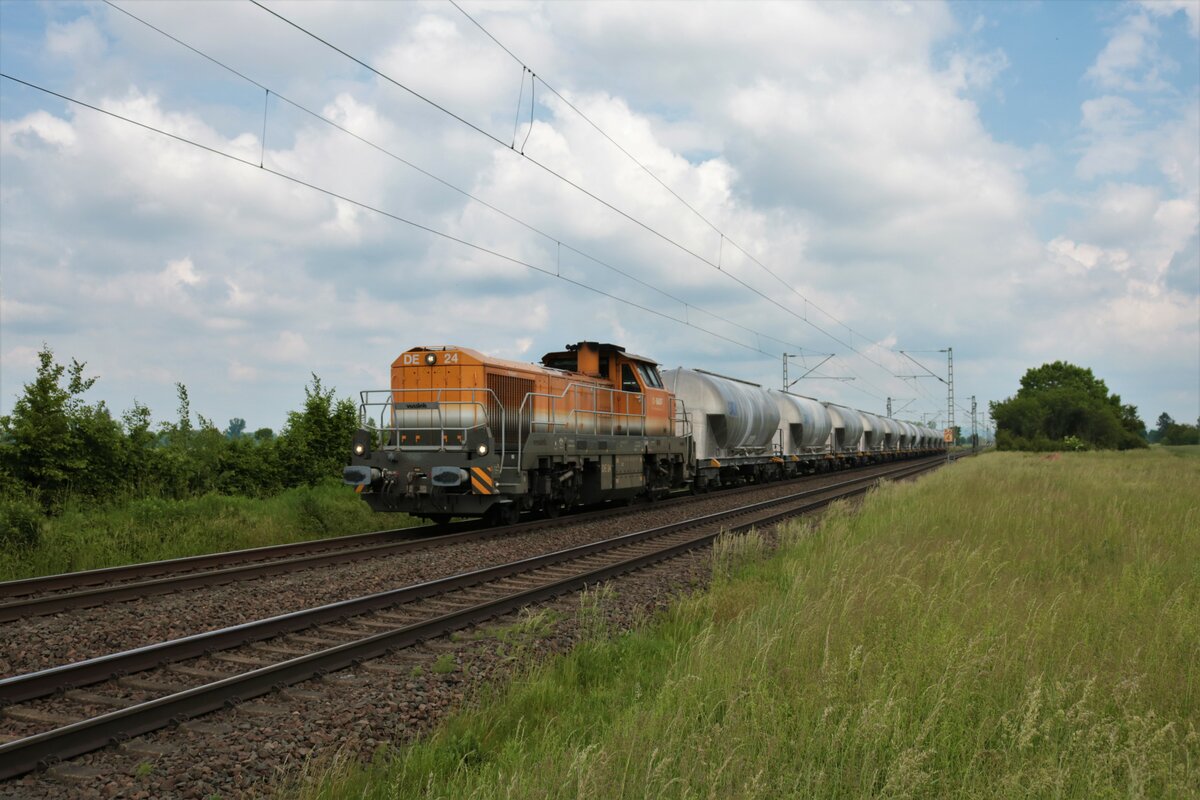 BASF Vossloh DE24 (4185 003-5) mit GATX Kalkwagen in Altheim bei Dieburg am 05.06.21