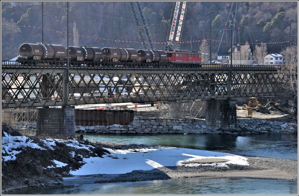 Bau der 2. Hinterrheinbrücke in Reichenau-Tamins. Ge 6/6 II 701  Raetia  mit vier Zisternenwagen. (13.02.2018)