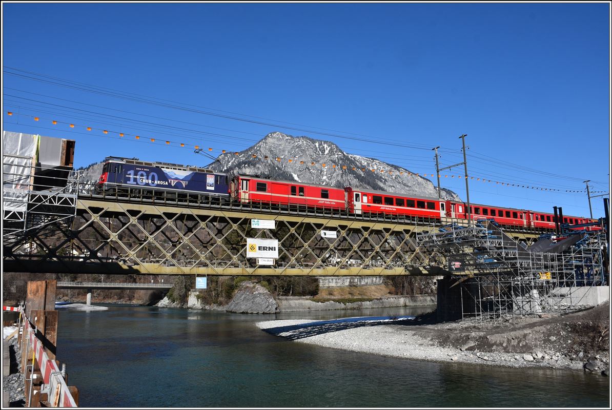 Bau der 2. Hinterrheinbrücke in Reichenau-Tamins. RE1745 mit Ge 4/4 II 627  Reichenau-Tamins . (13.02.2018)