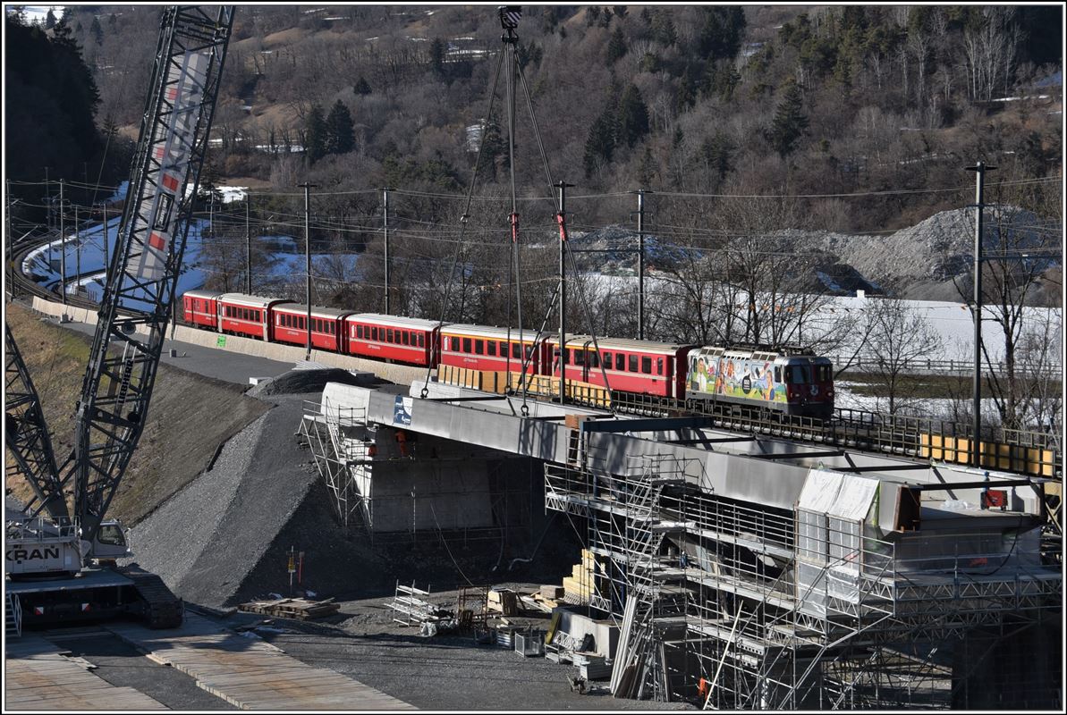 Bau der 2. Hinterrheinbrücke der RhB in Reichenau-Tamins. RE1744 aus Disentis mit der Ge 4/4 II 611  Landquart  hat Vorfahrt vor IR1144 aus St.Moritz, der bereits hinten links vor Signal steht. (13.02.2018)