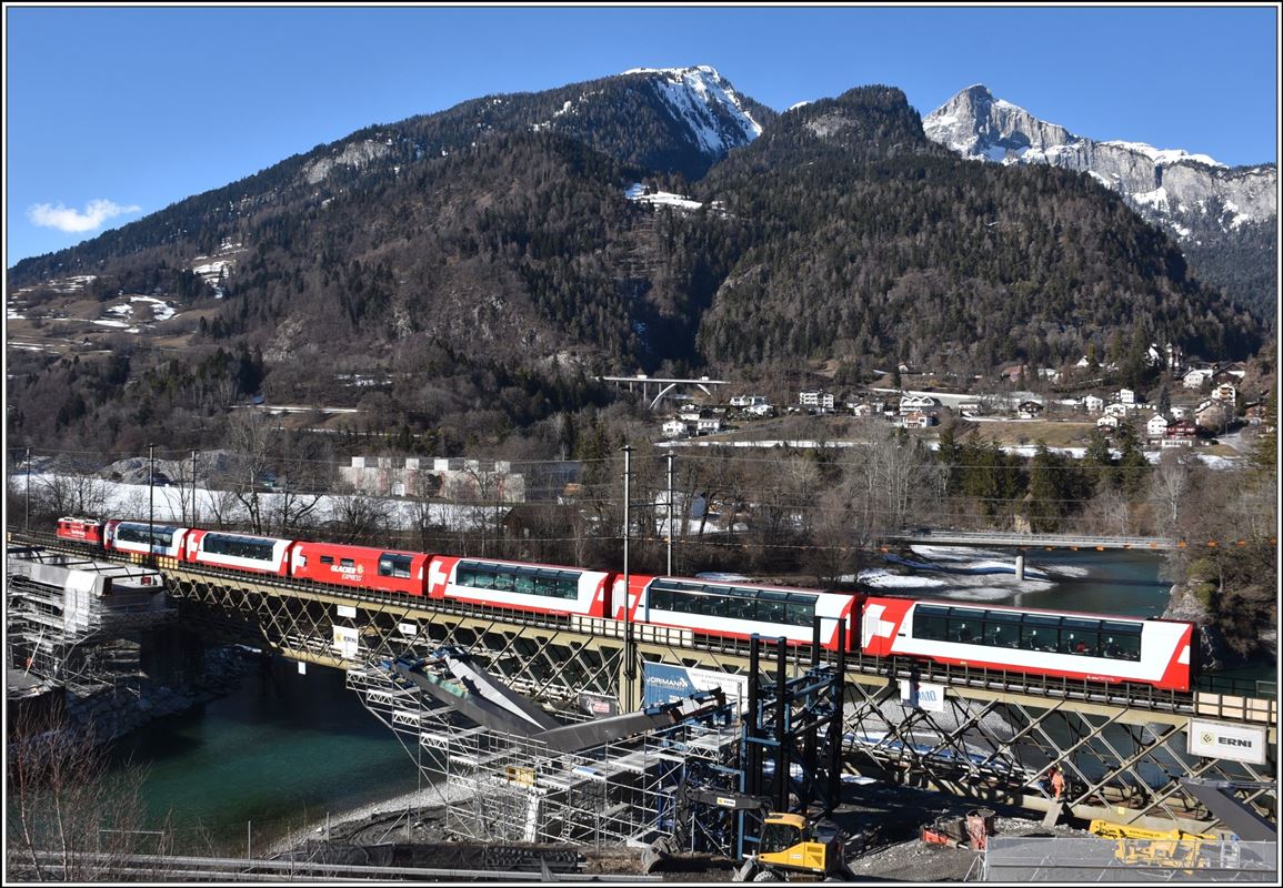 Bau der 2. Hinterrheinbrücke der RhB in Reichenau-Tamins. Der Glacier Express 902 nach St.Moritz mit Ge 4/4 II 630  Trun  überquert soeben den Hinterrhein. (13.02.2018)