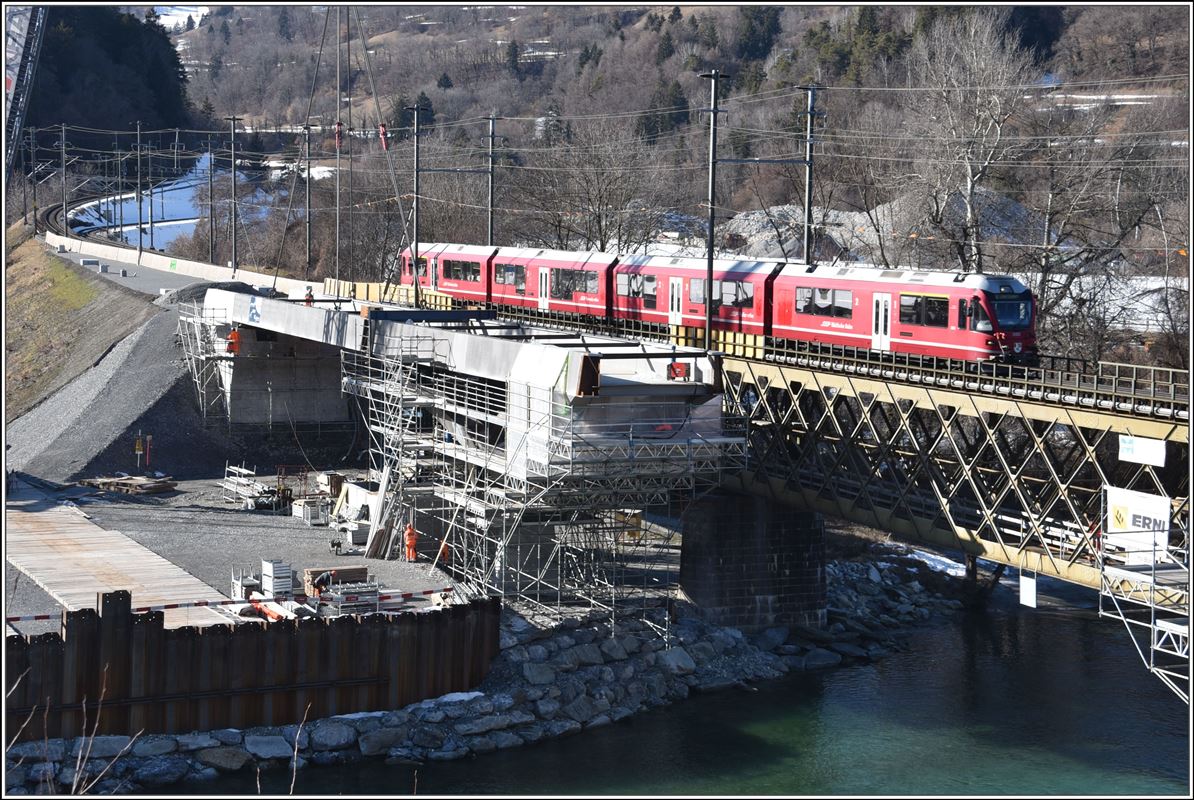 Bau der 2. Hinterrheinbrücke der RhB in Reichenau-Tamins. S1 1518 mit ABe 4/16 3103, davor zwei bereits positionierte Brückensegmente. (13.02.2018)