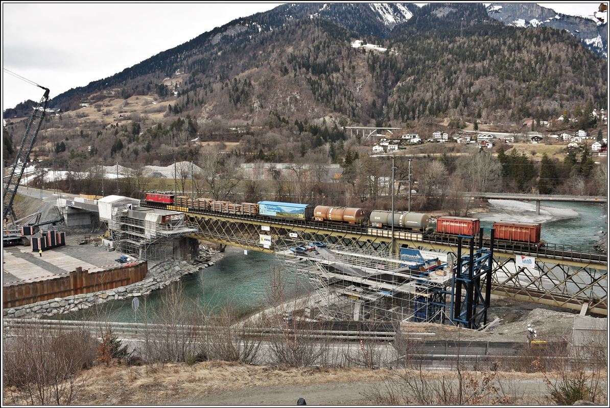 Bau der 2. Hinterrheinbrücke der RhB in Reichenau-Tamins. Ge 6/6 II 703  St.Moritz  mit einem Albula Güterzug.(05.03.2018)