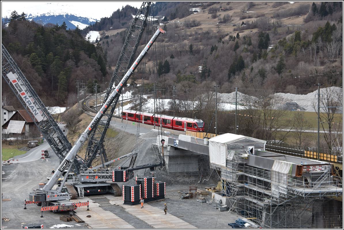 Bau der 2. Hinterrheinbrücke der RhB in Reichenau-Tamins. S1 1521 mit ABe 4/16 3104 nach Rhäzüns.(05.03.2018)