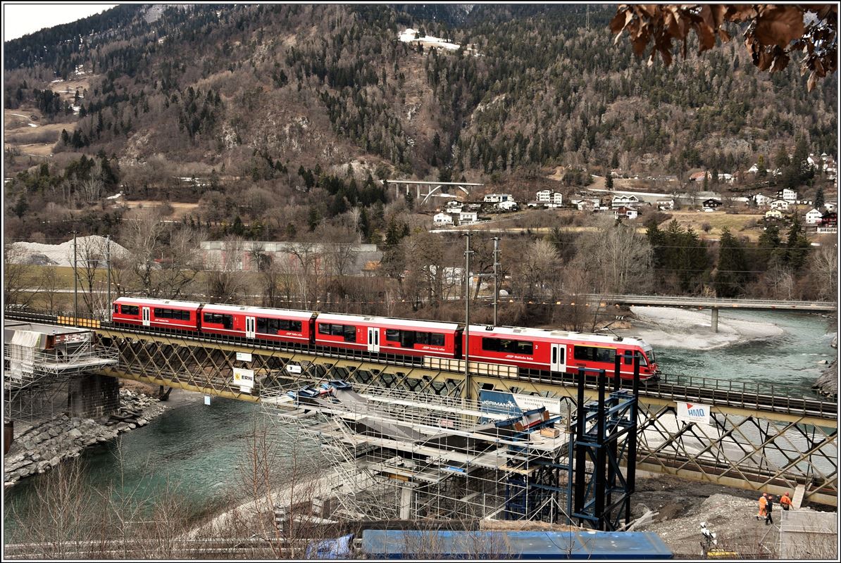 Bau der 2. Hinterrheinbrücke der RhB in Reichenau-Tamins. S1 1521 mit ABe 4/16 3104 nach Rhäzüns.(05.03.2018)
