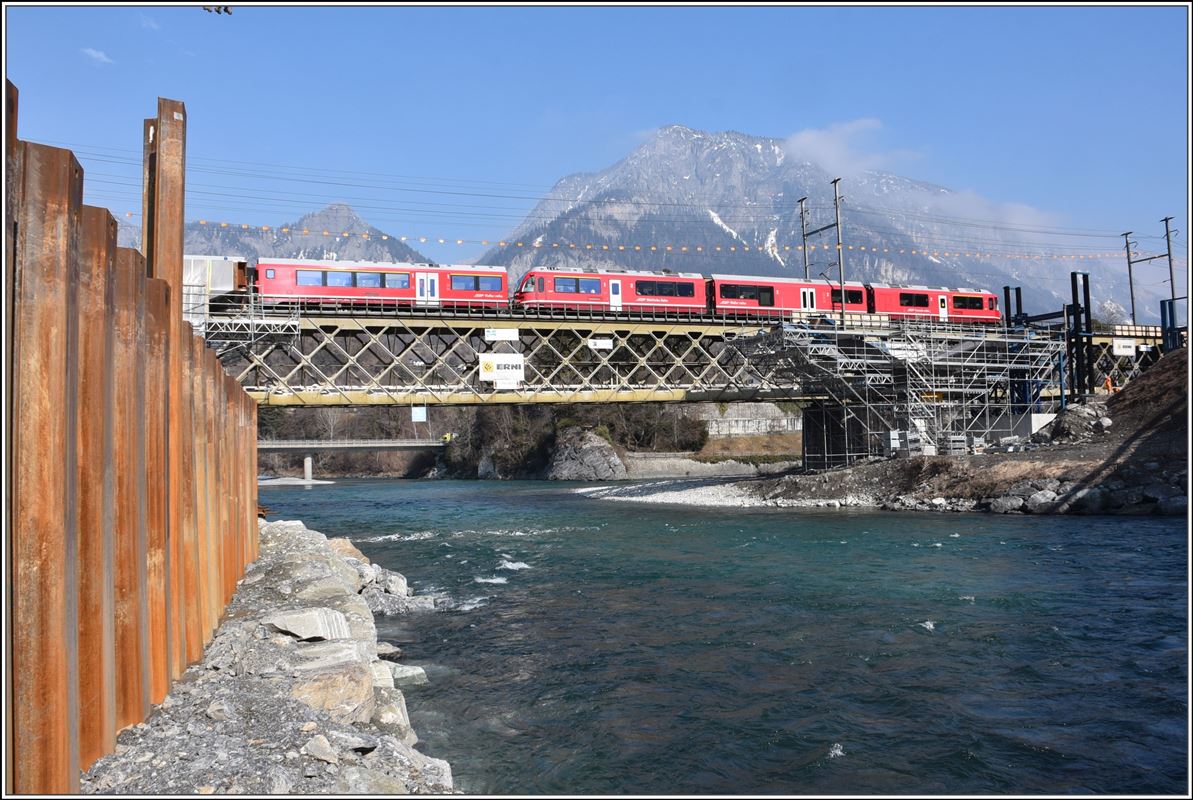 Bau der 2.Hinterrheinbrücke der RhB in Reichenau-Tamins. ABe 8/12 3503 mit IR1132 (23.02.2018)