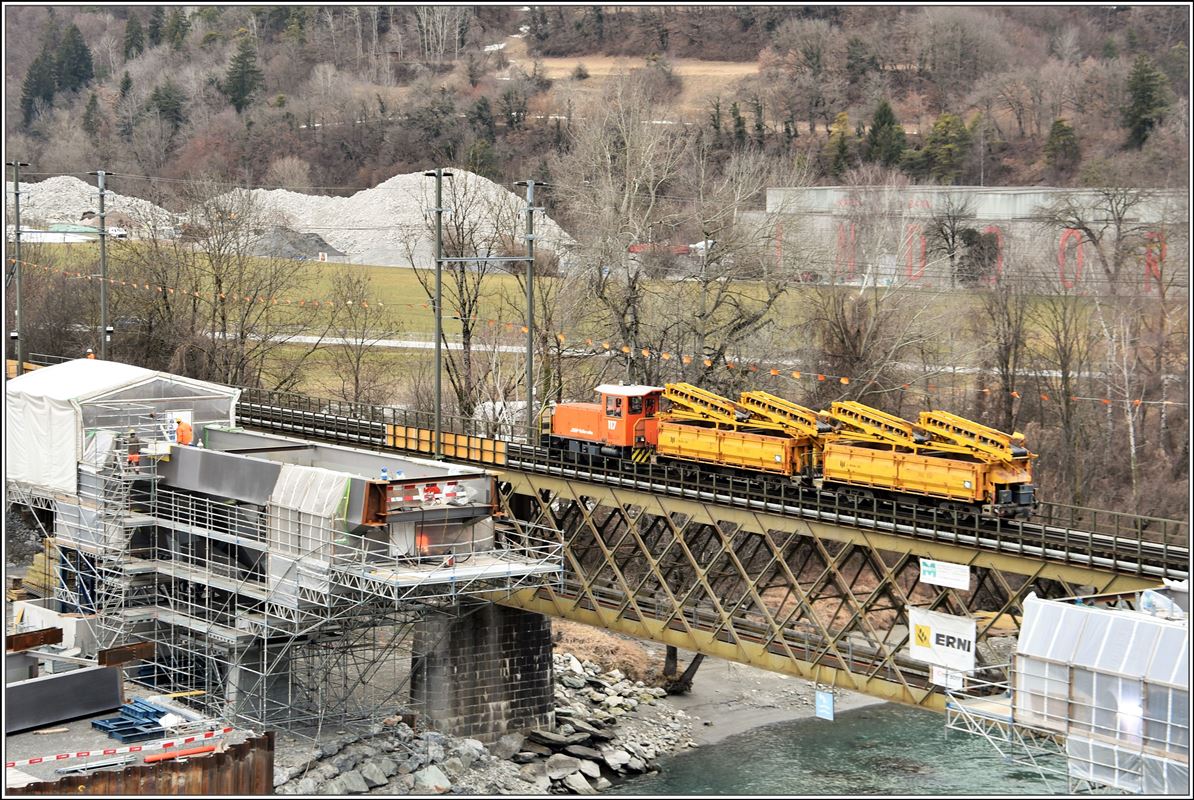 Bau 2.Hinterrheinbrücke RhB in Reichenau-Tamins. Einbau des Mittelteils. Tm 2/2 117. (09.03.2018)