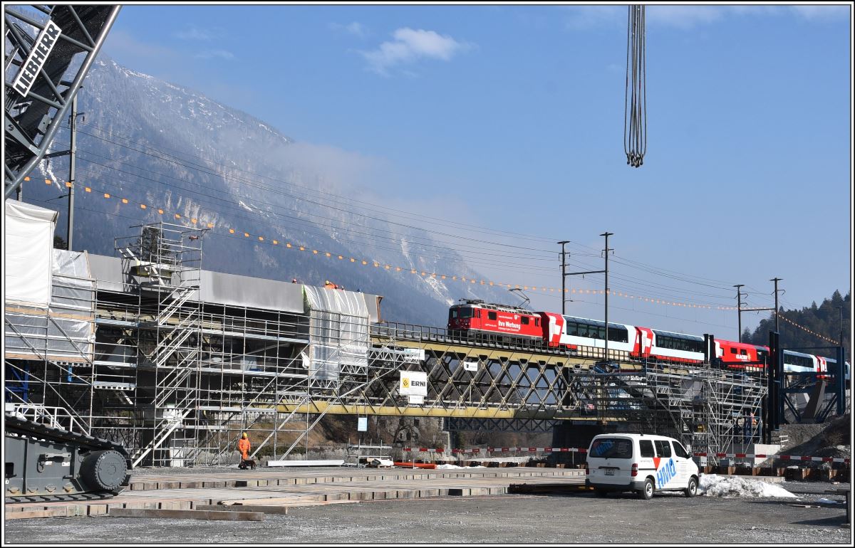 Bau der 2.Hinterrheinbrücke der RhB in Reichenau-Tamins. GlacierExpress 903 mit Ge 4/4 II 630 Trun. (23.02.2018)