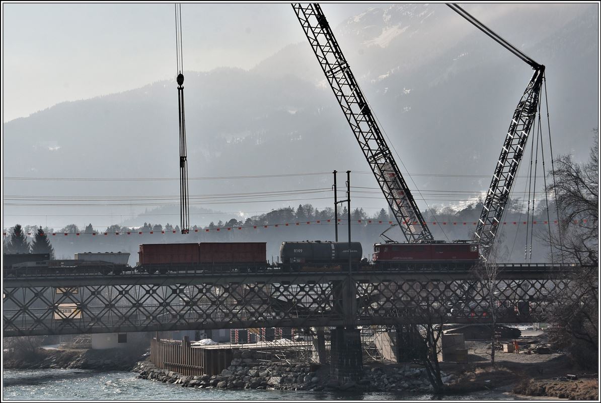 Bau der 2.Hinterrheinbrücke der RhB in Reichenau-Tamins. Güterzug Richtung Albula mit Ge 6/6 II 707  Scuol . (23.02.2018)