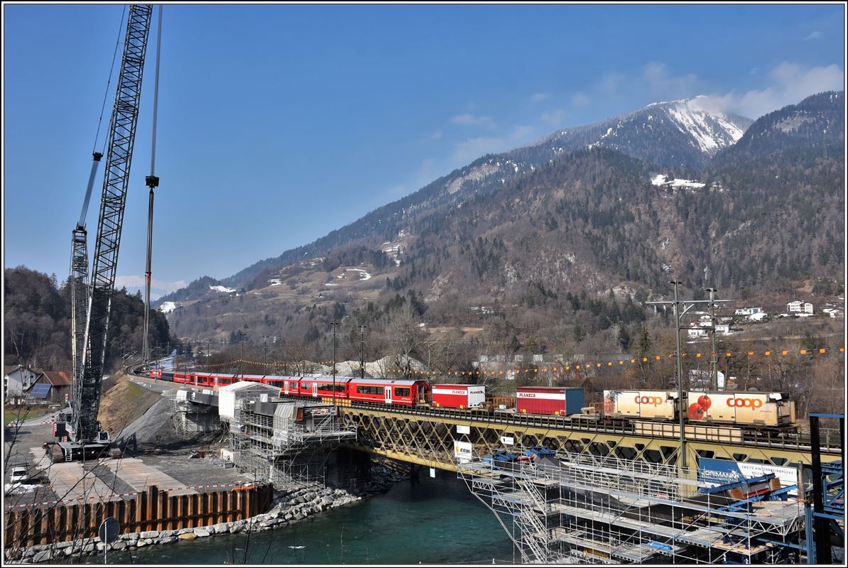 Bau der 2.Hinterrheinbrücke der RhB in Reichenau-Tamins. IR1133 mit Ge 4/4 III 644  Savognin  mit Speisewagen, Zusatz B, Alvra Wagen und Güterlast. (23.02.2018)