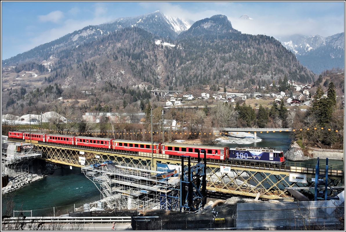 Bau der 2.Hinterrheinbrücke der RhB in Reichenau-Tamins. RE1728 von Disentis mit Ge 4/4 II 627  Reichenau-Tamins . (23.02.2018)
