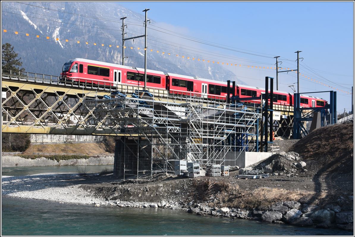 Bau der 2.Hinterrheinbrücke der RhB in Reichenau-Tamins. S1 1512 mit ABe 4/16 3103 (23.02.2018)
