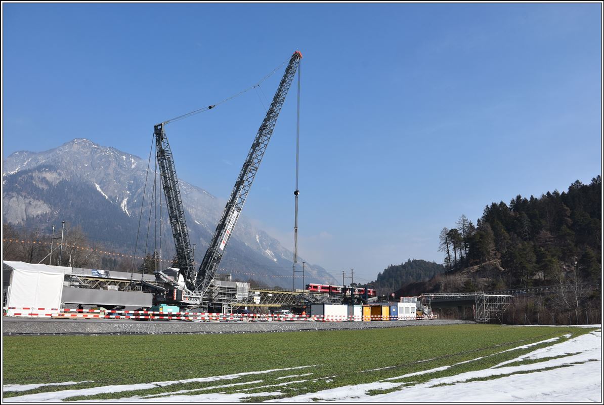 Bau der 2.Hinterrheinbrücke der RhB in Reichenau-Tamins. S2 1558 mit ABe 4/16 3105 (23.02.2018)