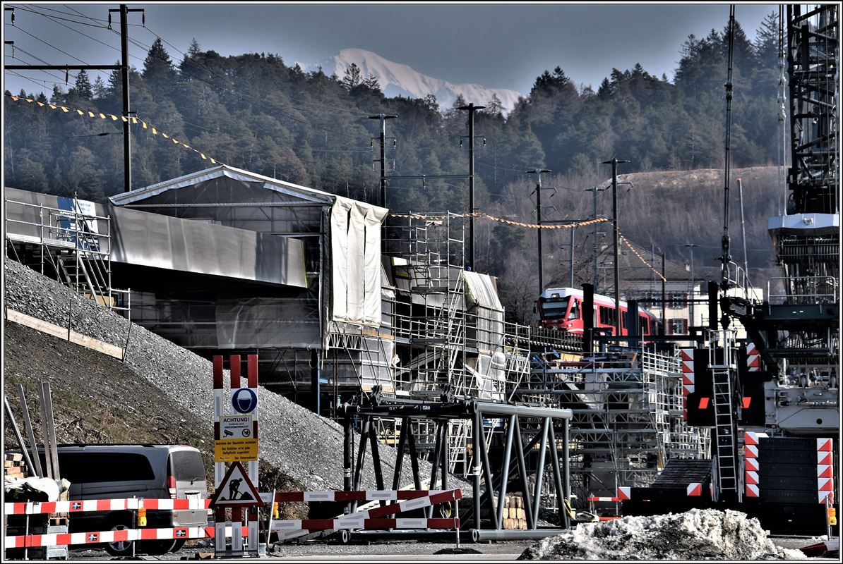 Bau der 2.Hinterrheinbrücke der RhB in Reichenau-Tamins. S21555 mit ABe 4/16 3102 (23.02.2018)