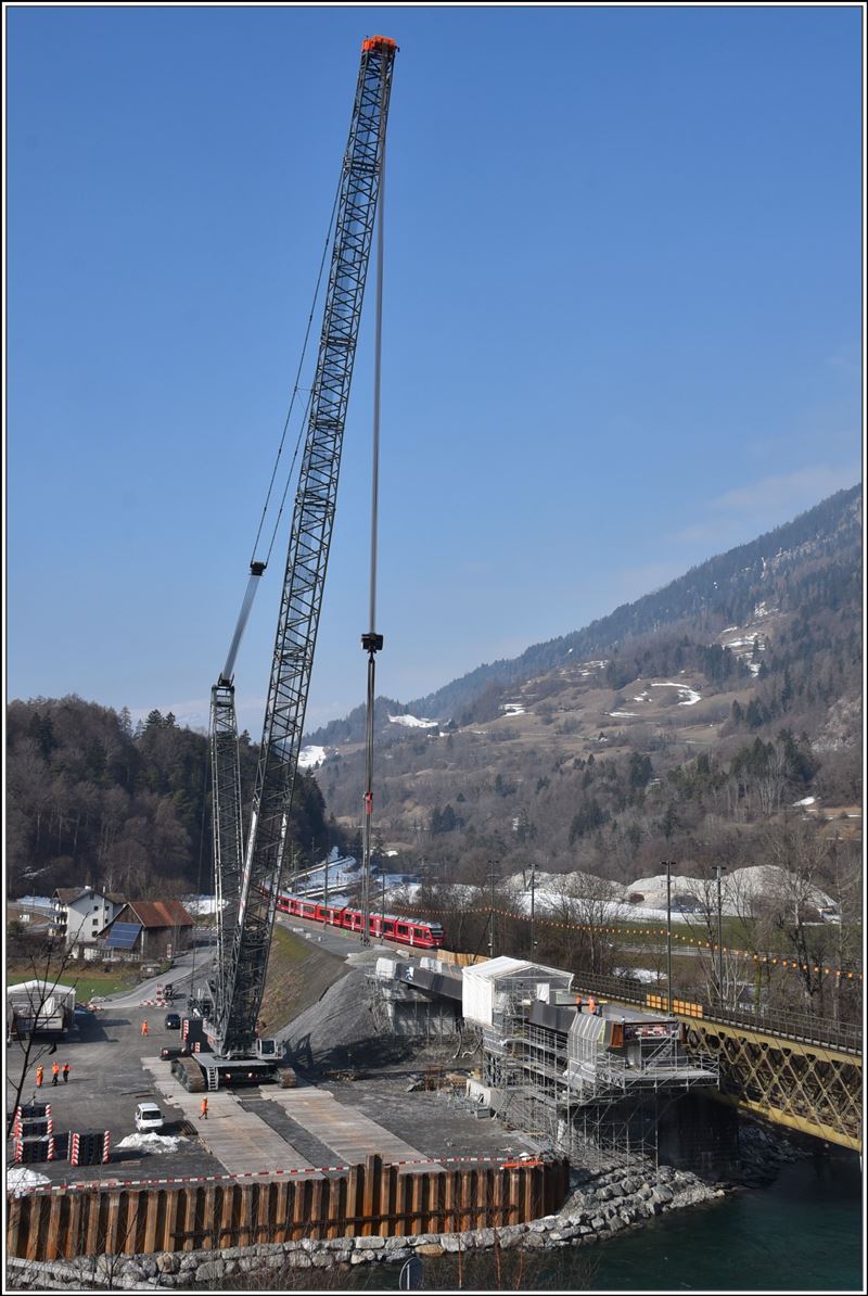 Bau der zweiten Hinterrheinbrücke in Reichenau-Tamins. IR1128 mit ABe 8/12 3503 aus St.Moritz passiert die Baustelle. (23.02.2018)