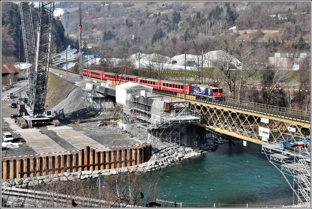 Bau der zweiten Hinterrheinbrücke in Reichenau-Tamins. RE1728 aus Disentis mit Ge 4/4 II 627  Reichenau-Tamins  erreicht in Kürze den namengebenden Bahnhof. (23.02.2018)