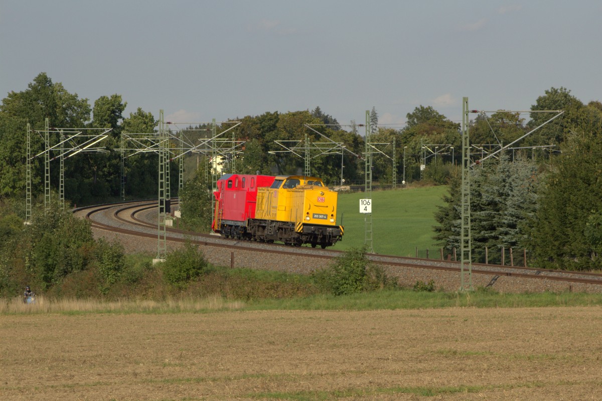 BAU93565 von Berlin Grunewald nach Adorf mit Schneepflug in Rot und der 203 307 passiert hier Ruppertsgrün an an einem noch sommerlichem Septembertag (12.09.2015)