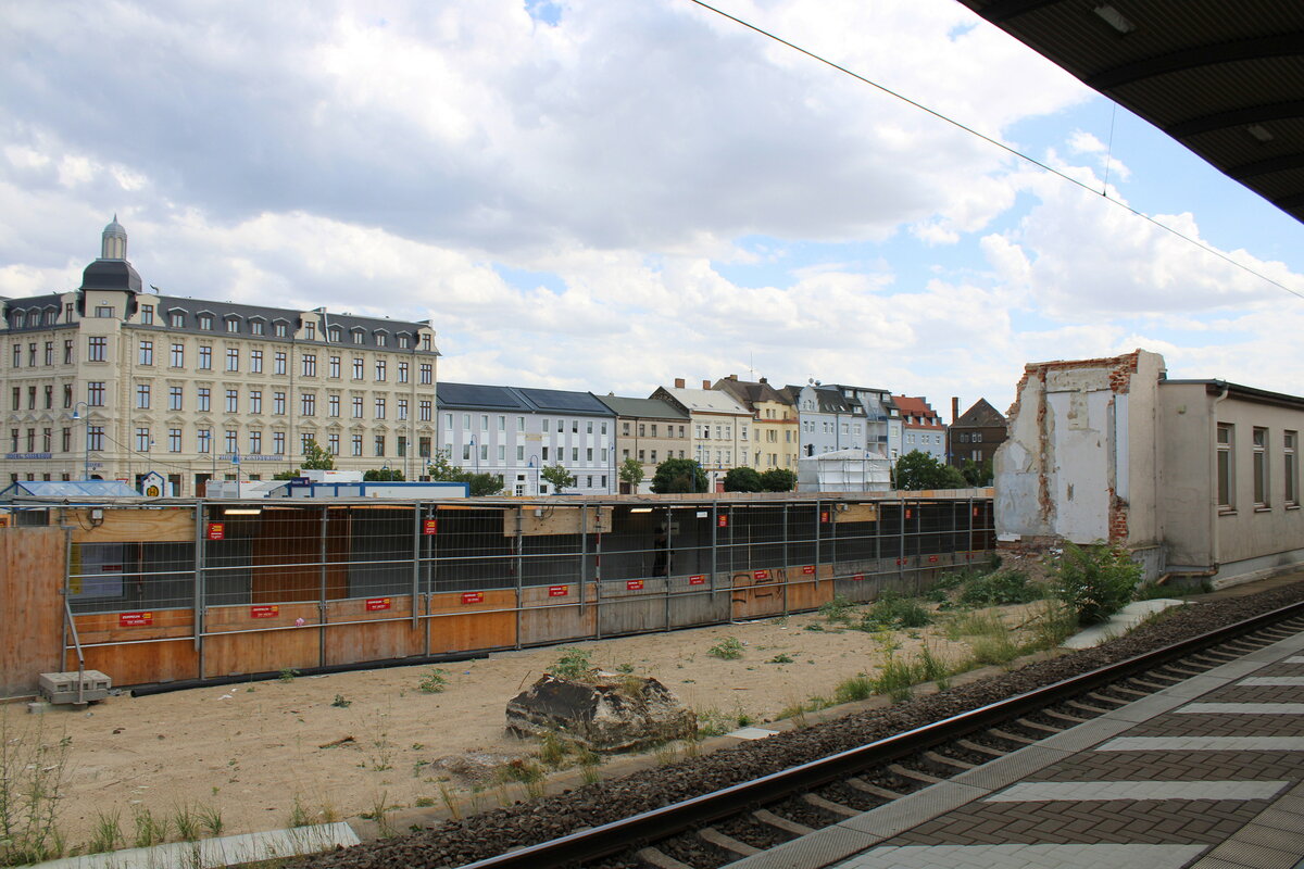 Bauarbeiten am Bahnhof Bitterfeld ermöglichten am 17.07.2023 diesen Blick vom Bahnsteig 1 aus.