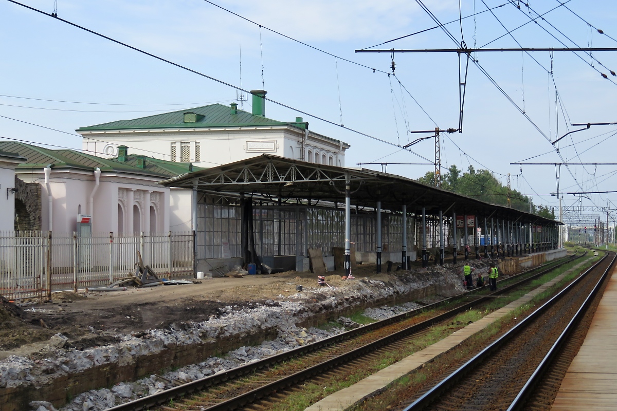 Bauarbeiten am Bahnsteig für Gleis 2 im Bahnhof Царское Село (Zarskoje Selo), bei St. Petersburg, 19.8.17
Die Züge Richtung St. Petersburg halten daher an einem provisorischen Bahnsteig auf Gleis 3.