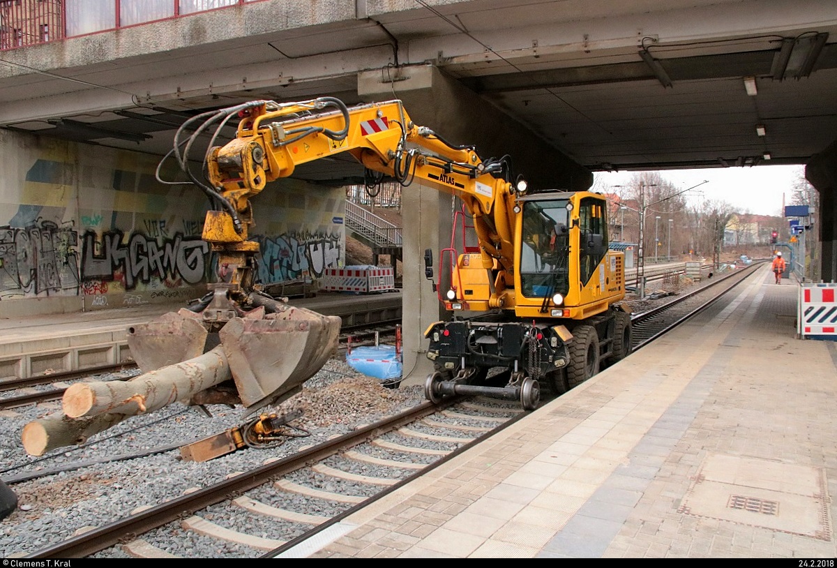 Bauarbeiten am Hp Halle Steintorbrücke auf der Bahnstrecke Halle–Vienenburg (KBS 330).
Ein Atlas Zweiwegebagger durchfährt den Haltepunkt mit einem Stück Holz. [24.2.2018 | 9:46 Uhr]
