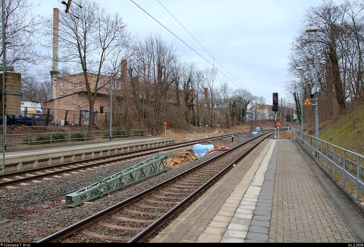 Bauarbeiten am Hp Halle Steintorbrücke auf der Bahnstrecke Halle–Vienenburg (KBS 330). Blick auf das nördliche Baufeld. Es wurden u.a. neue Oberleitungsmasten eingesetzt. [24.2.2018 | 9:41 Uhr]