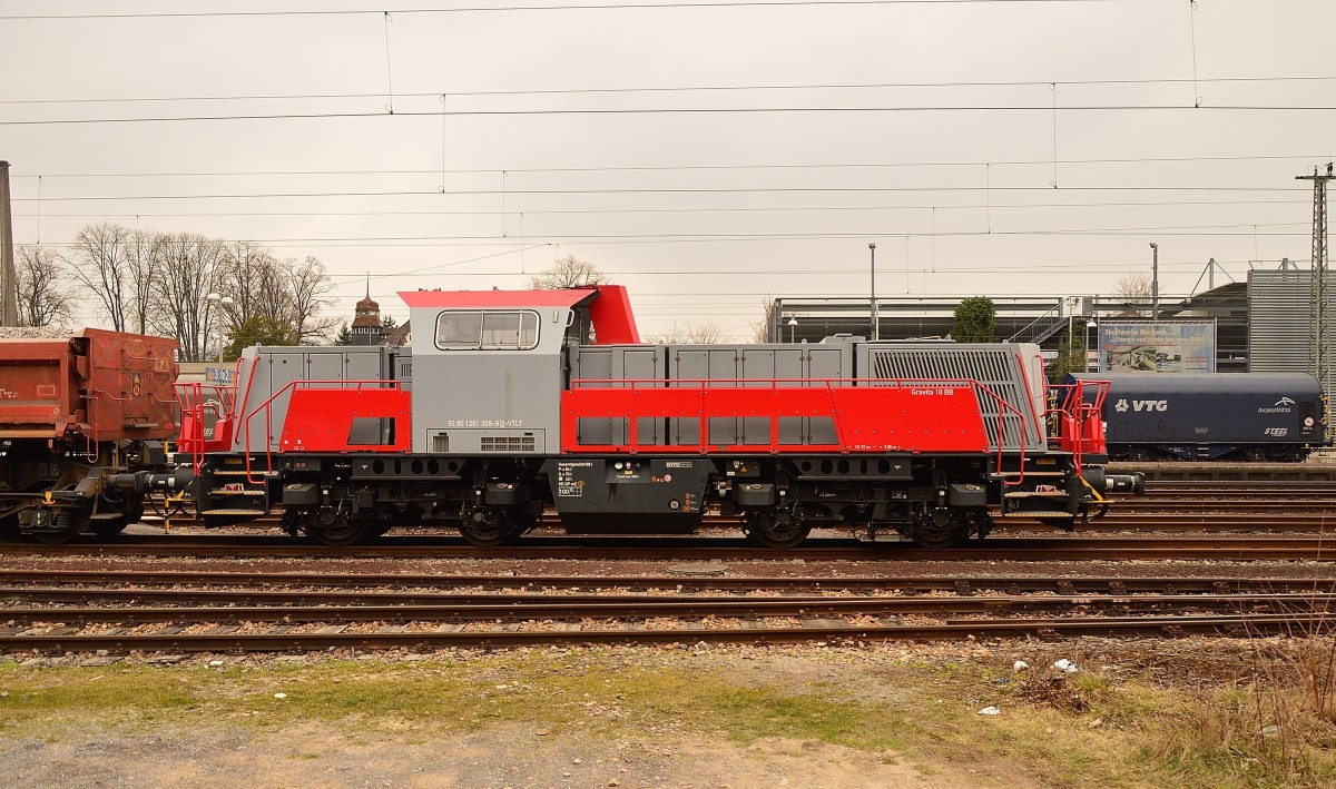 Bauarbeiten an der südlichen Bahnhofseinfahrt bedingen das die 1261 309-9 D-VTLT mit einem Schotterzug in Neckarelz. 14.3.2015