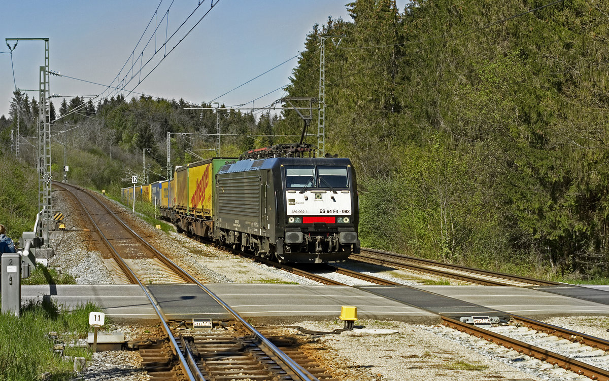 Bauarbeiten auf der Hauptstrecke Grafing - Rosenheim bescherten der Mangfalltalbahn am Wochenende 7/8 Mai 2016 reichlich Umleiterverkehr. 189.992 passiert gleich den Bahnhof Kreuzstrasse in Richung Holzkirchen.