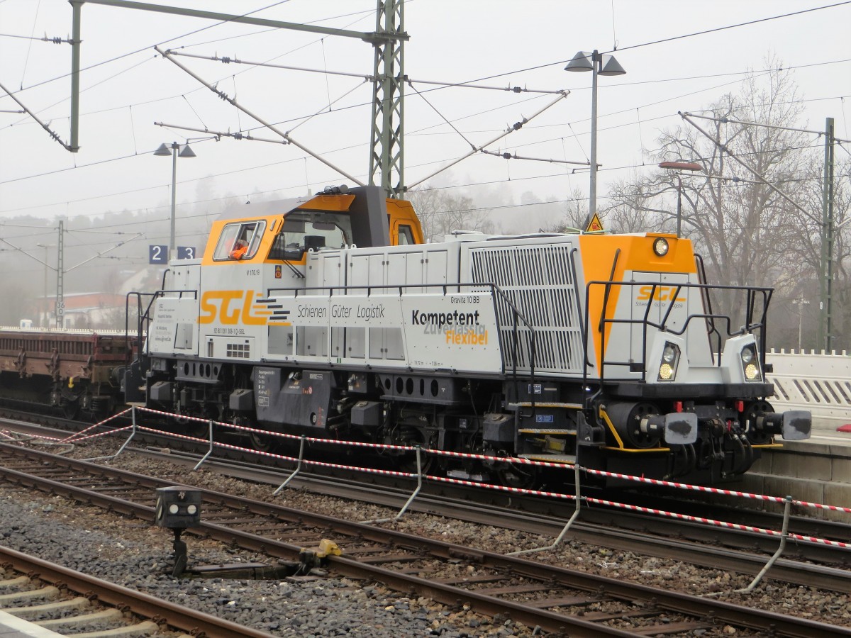 Bauarbeiten im Bahnhof Roth 19.03.2016 mit der neu lackierten Gravita 261 308-1 der SGL GmbH.