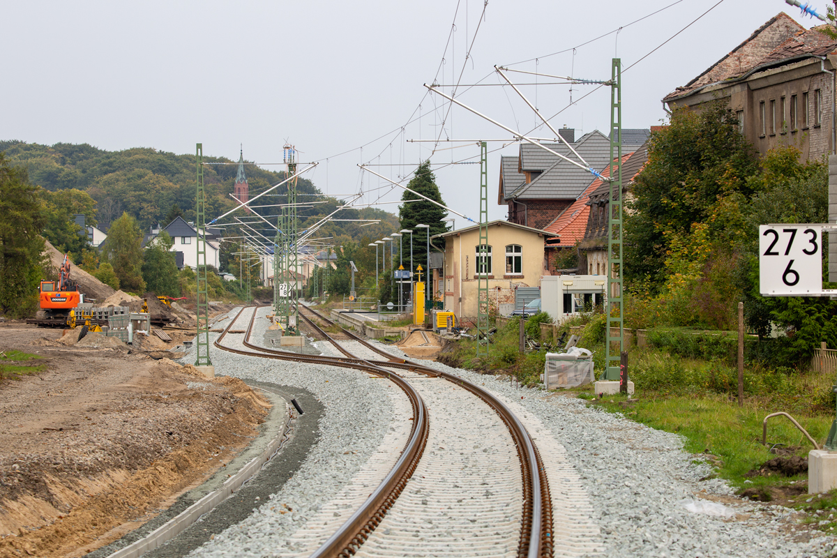 Bauarbeiten Bahnhof Sassnitz vom Bahnübergang Merkelstrasse aus gesehen. Mittlerweile stehen neue Masten mit Oberleitungen. - 27.09.2021