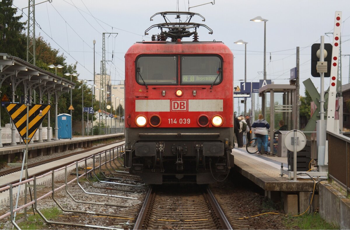Bauarbeiten im Bf, eine St�rung auf der Strecke und ein ge�ffneter Reisenden�bergang erm�glichten das Portr�t von DB 114 039 | Anklam | September 2026