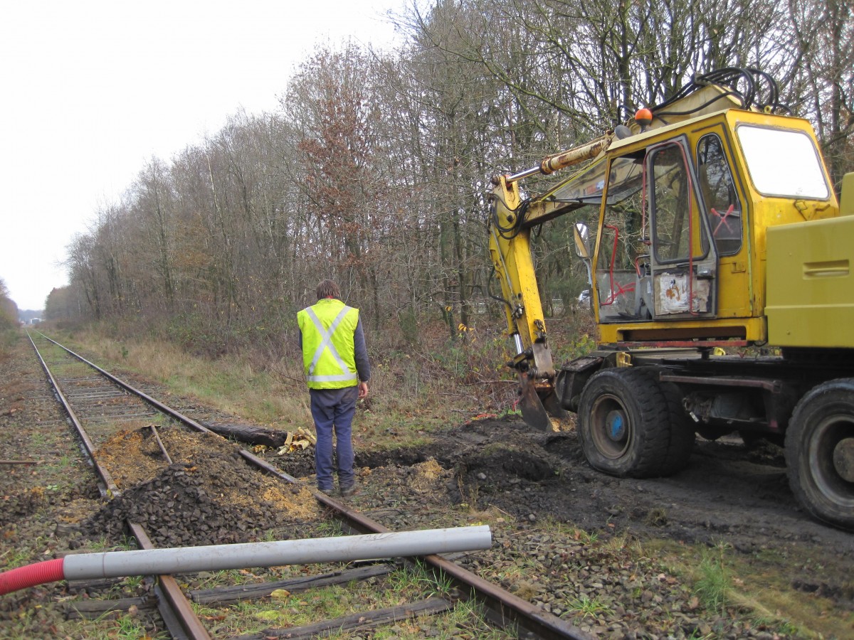Bauarbeiten kurz hinter Bahnhof As bei Genk, ein neuer Signalkabel wird verlegd. am 7. December 2014