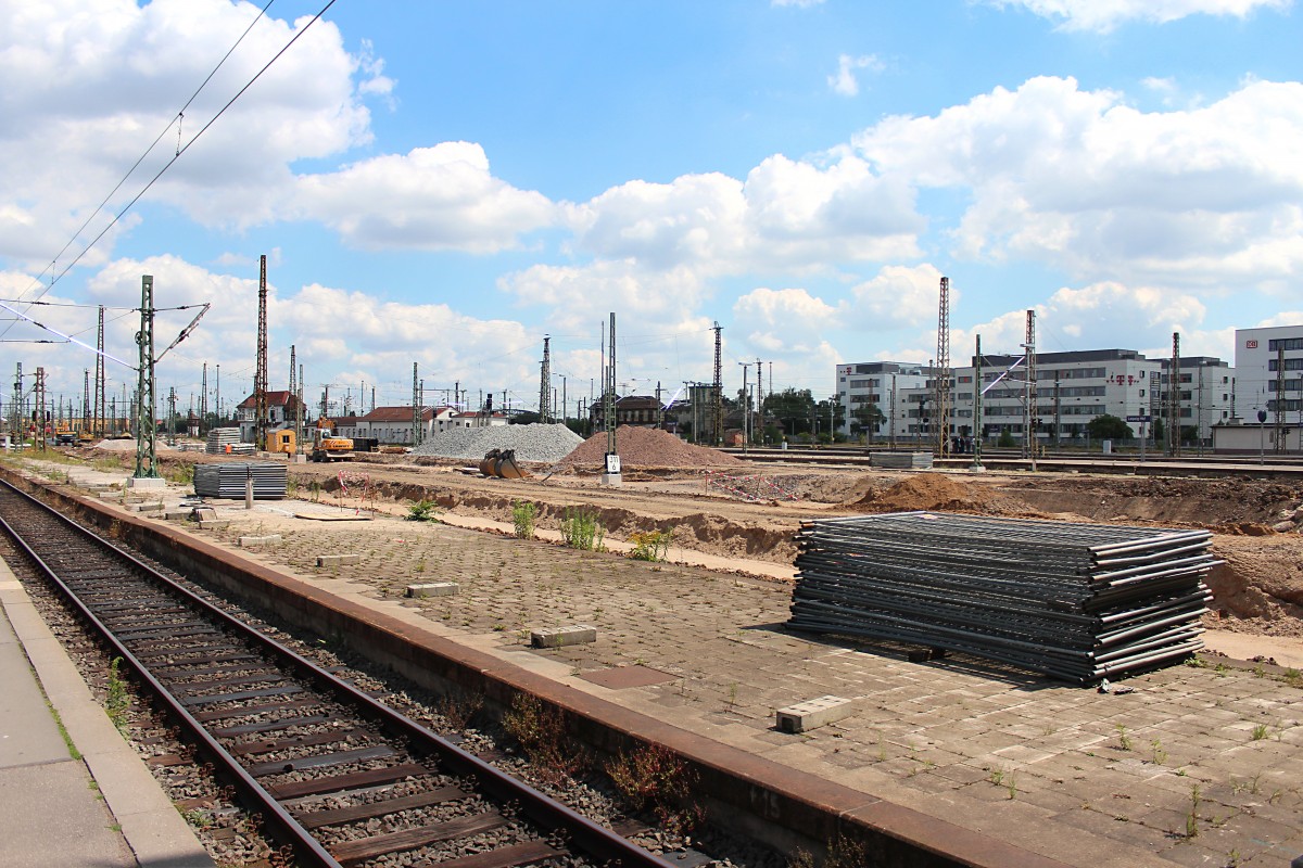 Bauarbeiten in Leipzig Hbf. Die Gleise 12-15 werden an die geltende europaweite Normung für schienengebundenen Hochgeschwindigkeitsverkehr angepasst. Damit einher gehen unter anderem Anpassungen der Bahnsteighöhen und –längen und ein Großteil des Vorfeldes von Leipzig Hbf wird umgebaut. Dies hängt mit der VDE 8 zusammen, die Neubaustrecke Berlin-Nürnberg. 02.07.2014 