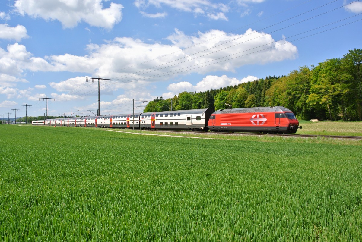 Bauarbeiten NBS; alle Zge werden via Stammstrecke Olten-Burgdorf-Bern umgeleitet: Re 460 101-9 an der Spitze des IR 2425 zwischen Lyssach und Hindelbank, 17.05.2014.