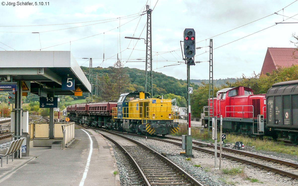 Bauarbeiten in Steinach am 5.10.11, Bild 6 von 6: Die Vossloh G 1000 BB der X.R.Baulogistik GmbH rangiert auf das bahnsteiglose Gleis 6 und trifft auf 294 902 in Gleis 7.