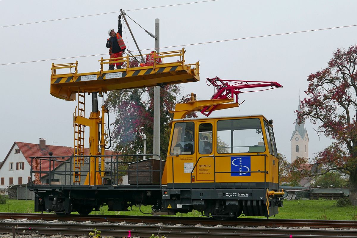 Bauarbeiten zur Elektrifizierung der Bodenseegrtelbahn, Streckenabschnitt Friedrichshafen - Lindau. Am 26.10.2019 bei Oberleitungsmontagearbeiten in Eriskirch eingesetztes Mehrzweck-Gleisarbeitsfahrzeug MZA (97 86 06 507 10-8).